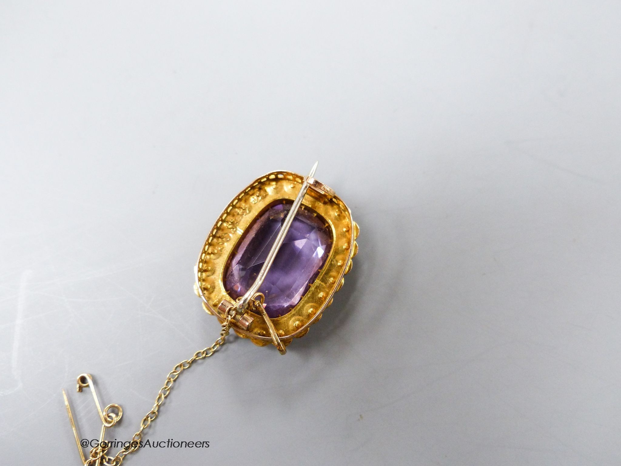 An Edwardian 9ct gold, amethyst and split pearl set oval brooch, 25mm, gross 6.6 grams.